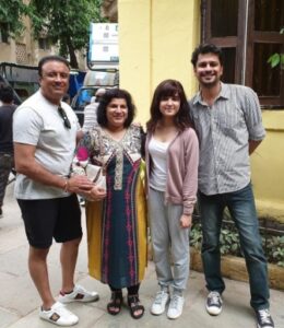 Shirley Setia father and mother with family